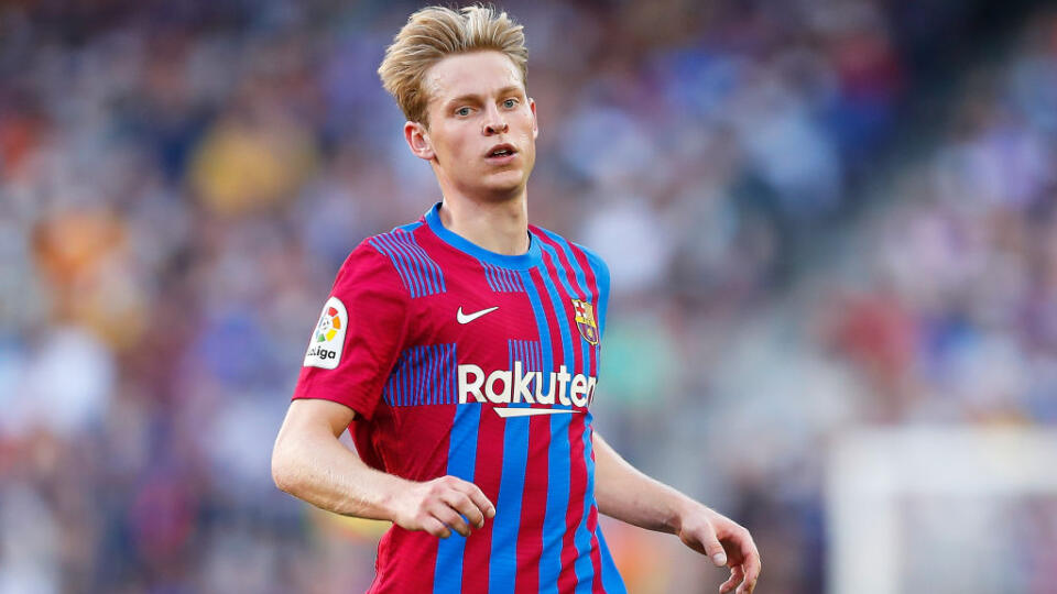 BARCELONA, SPAIN - OCTOBER 24: Frenkie De Jong of FC Barcelona follows the action during the LaLiga Santander match between FC Barcelona and Real Madrid CF at Camp Nou on October 24, 2021 in Barcelona, Spain. (Photo by Eric Alonso/Getty Images)