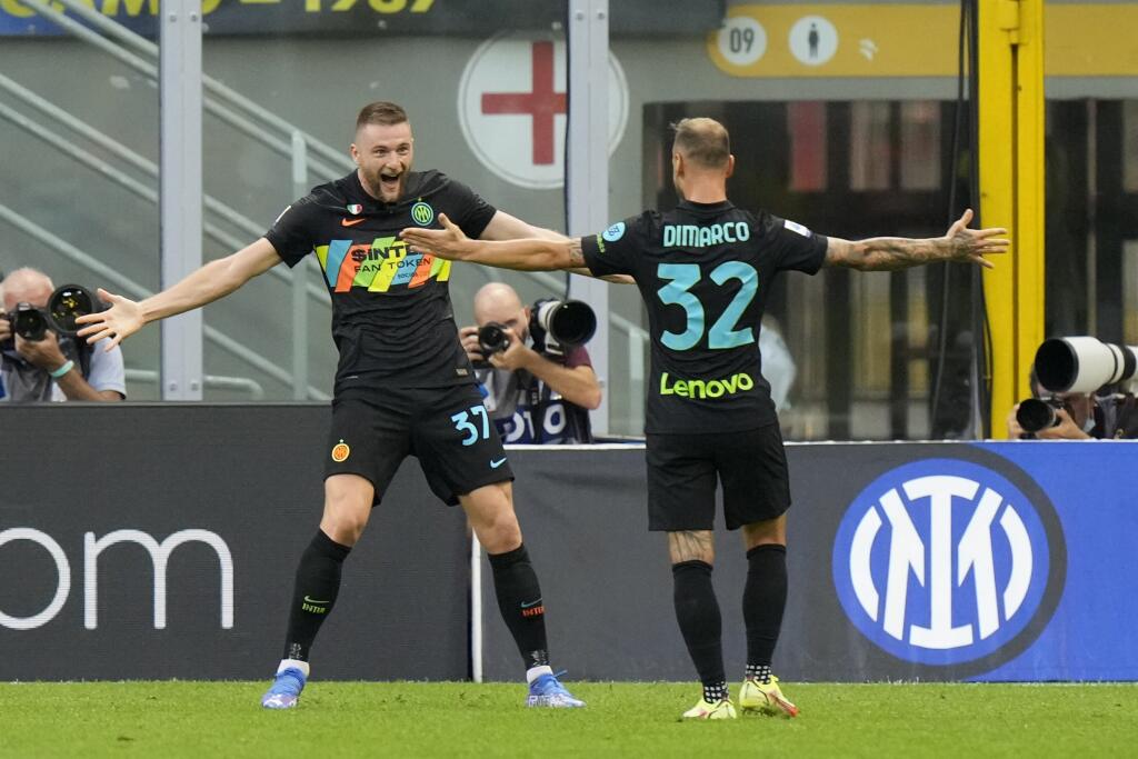 Na snímke vľavo slovenský futbalový reprezentant v drese Interu Miláno Milan Škriniar oslavuje gól a druhý mužstva v zápase 4. kola talianskej Serie A vo futbale Inter Miláno - FC Bologna (6:1) v sobotu 18. septembra 2021.