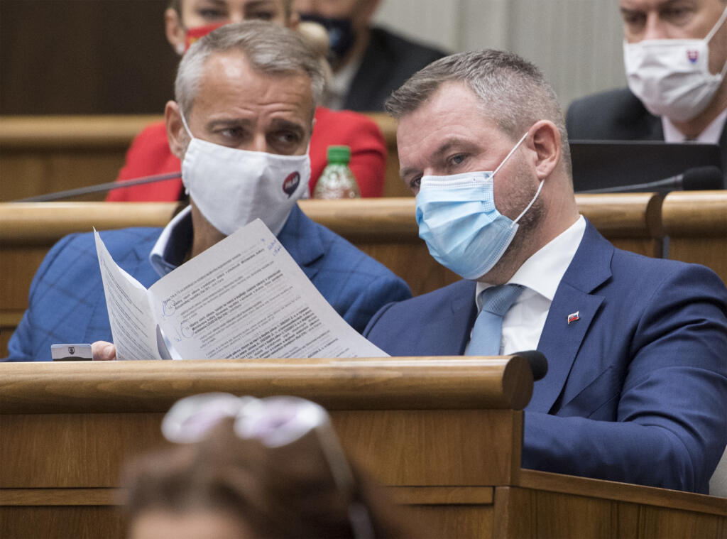 Na snímke nezaradení poslanci parlamentu SR vpravo Peter Pellegrini a vľavo Richard Raši počas 16. schôdze NR SR 22. októbra 2020 v Bratislave. FOTO TASR - Martin Baumann