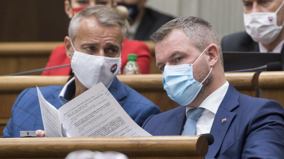 Na snímke nezaradení poslanci parlamentu SR vpravo Peter Pellegrini a vľavo Richard Raši počas 16. schôdze NR SR 22. októbra 2020 v Bratislave. FOTO TASR - Martin Baumann