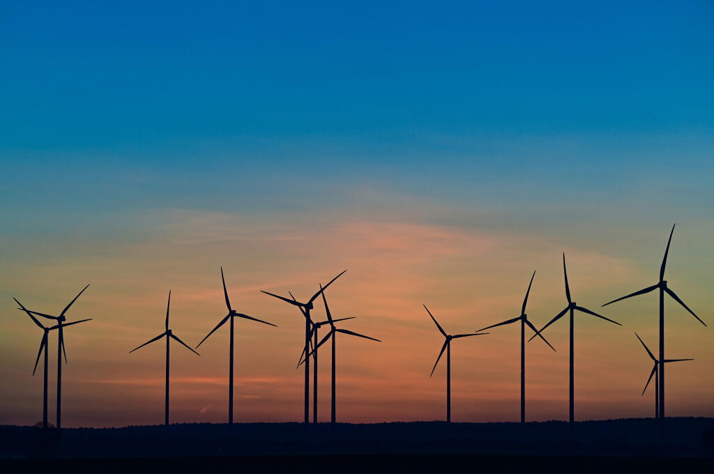 KK71 Sieversdorf - Na snímke ranná obloha nad veternými turbínami pred východom slnka 28. marca 2022 v nemeckom Sieversdorfe. FOTO TASR/DPA
28.03.2022, Brandenburg, Sieversdorf: Farbenprächtig leuchtet der Morgenhimmel kurz vor Sonnenaufgang über Windenergieanlagen in Ostbrandenburg. Foto: Patrick Pleul/dpa-Zentralbild/dpa +++ dpa-Bildfunk +++