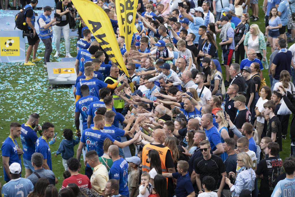Na snímke futbalisti Slovana Bratislava , ktorý oslavujú zisk 4. titulu Fortuna ligy za sebou.