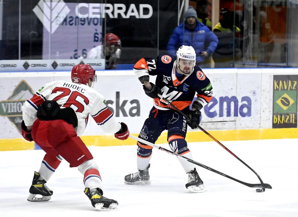 Na snímke sprava hráč HC Dukla Ingema Michalovce Vadim Pereskokov a hráč MhK 32 Liptovský Mikuláš Marek Hudec bojujú o puk v zápase 31. kola Tipos extraligy HK Dukla Ingema Michalovce – MhK 32 Liptovský Mikuláš v Michalovciach 20. januára 2023.