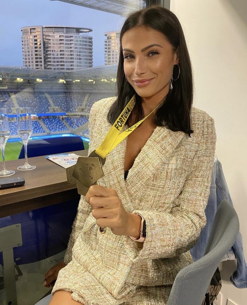Bývalá priateľka viceprezidenta klubu Ivana Kmotríka ml. Lenka sa usmievala s majstrovskou medailou.