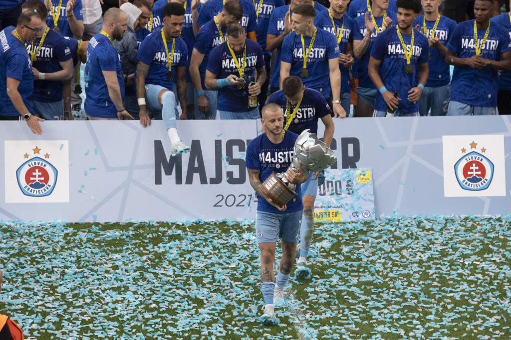 Na snímke futbalisti Slovana Bratislava , ktorý oslavujú zisk 4. titulu Fortuna ligy za sebou.