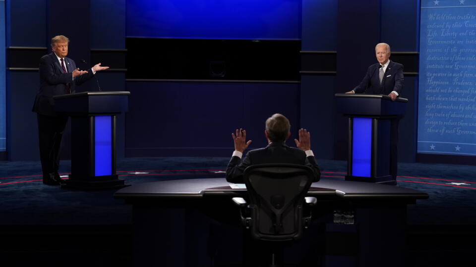 KK6 Cleveland - Americký prezident Donald Trump (vľavo) a demokratický prezidentský kandidát, bývalý viceprezident Joe Biden s moderátorom Chrisom Wallaceom (uprostred) zo spravodajskej stanice Fox News počas prvej prezidentskej debaty 29. septembra 2020 v Clevelande. FOTO TASR/AP
Moderator Chris Wallace of Fox News, center, gesturing during the first presidential debate between President Donald Trump, left, and Democratic presidential candidate former Vice President Joe Biden, right, Tuesday, S