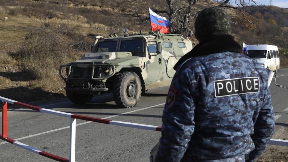 JB 17 Getovan - Vozidlá ruských mierotvorcov prechádzajú cez kontrolné stanovište etnických Arméncov pri dedine Getovan na hranici s azerbajdžanským okresom Kalbadžar, v samozvanom regióne Náhorný Karabach 25. novembra 2020. V spornej oblasti Náhorného Karabachu sa 7. septembra obnovili boje medzi Azerbajdžanom a Arménskom. Ruský prezident Vladimir Putin, azerbajdžanský prezident Ilham Alijev a arménsky premiér Nikol Pašinjan 9. novembra podpísali zmluvu o úplnom ukončení bojo.