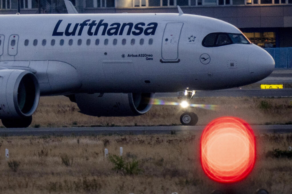 KK36 archív Frankfurt nad Mohanom - Na archívnej snímke z 1. septembra 2022 lietadlo spoločnosti Lufthansa na letisku vo Frankfurte nad Mohanom. Nemecká letecká spoločnosť Lufthansa v stredu oznámila, že pre závažnú poruchu svojich informačných systémov musela zrušiť a presunúť množstvo vlastných letov, ako aj letov svojich dcérskych aerolínií. FOTO TASR/AP 
FILE -- A Lufthansa aircraft rolls to the parking position at the airport in Frankfurt, Germany, Thursday, Sept. 1, 2022. German airline Lu