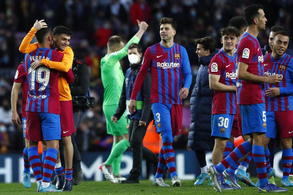 EBE 46 Barcelona - Na snímke hráči Barcelony oslavujú víťazstvo v zápase 23. kola španielskej La Ligy vo futbale FC Barcelona - Atletico Madrid (4:2) v nedeľu 6. februára 2022. FOTO TASR/AP
Barcelona players celebrate end of a Spanish La Liga soccer match between FC Barcelona and Atletico Madrid at the Camp Nou stadium in Barcelona, Spain, Sunday, Feb. 6, 2022. (AP Photo/Joan Monfort)