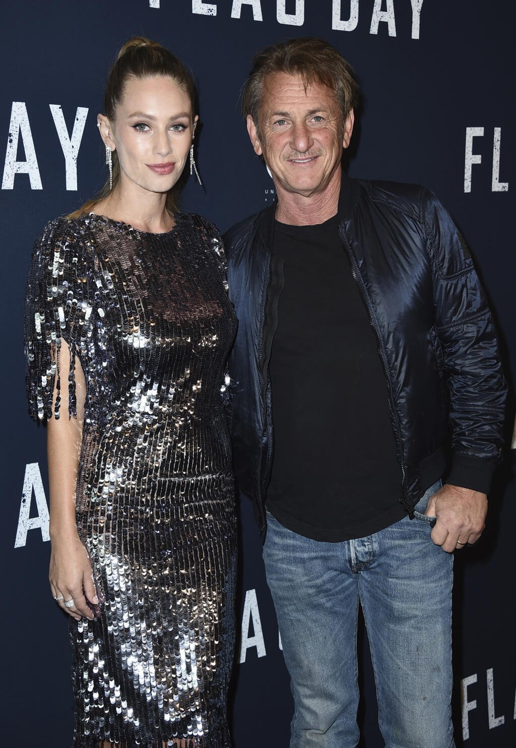 Na snímke zľava americká herečka Dylan Frances Pennová (vo filme postava Jennifer Vogelovej) a jej otec, herec a režisér Sean Penn (vo filme otec Jennifer John Vogel) prichádzajú na premiéru filmovej drámy Flag Day v divadle Directors Guild of America Theatre v americkom Los Angeles v noci na 12. augusta 2021.