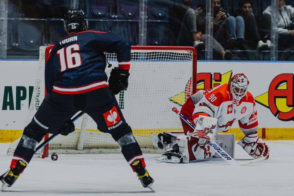Na snímke Andrew Yogan (Slovan) a Ondřej Kacetl (Třinec) počas zápasu F skupiny Champions hockey league medzi HC Slovan Bratislava a Oceláři Třinec.