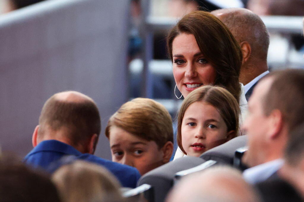 Princ William a Kate s dvomi staršími deťmi na sobotňajšom koncerte