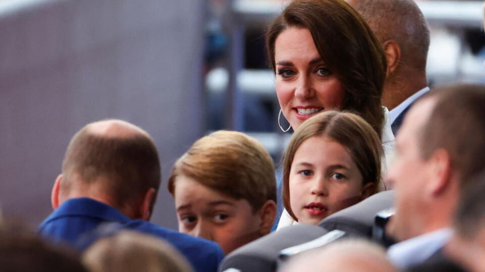 Princ William a Kate s dvomi staršími deťmi na sobotňajšom koncerte