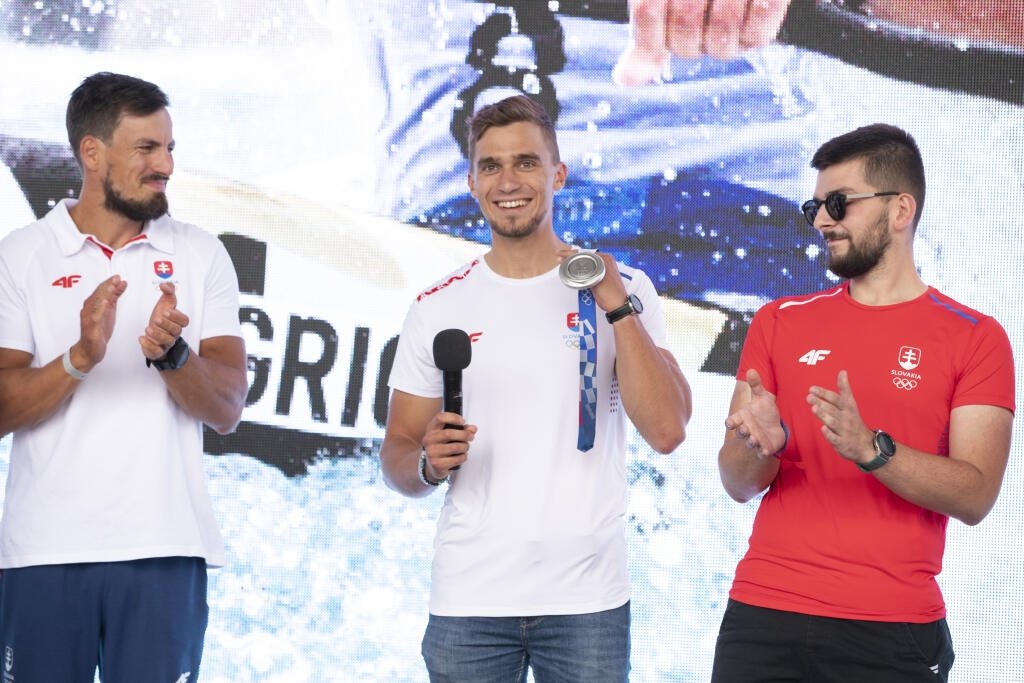 Autogramiáda slovenských olympionikov po návrate z japonského Tokia v X-Bionic Šamorín. Jakub Grigar (uprostred) sa pochválil striebornou medailou, ktorú tesne predtým vytiahol zo zadného vrecka nohavíc.