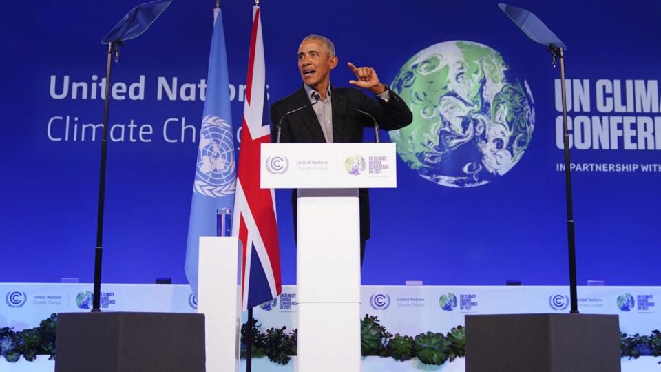 JB 14 Glasgow - Bývalý americký prezident Barack Obama gestikuluje počas prejavu na klimatickom summite COP26 OSN v Glasgowe 8. novembra 2021. Klimatická konferencia OSN v Glasgowe, známa aj pod skratkou COP26, sa považuje za najvýznamnejšie globálne klimatické fórum od prijatia Parížskej klimatickej dohody v roku 2015. Dvojtýždňové podujatie odštartovalo Fórum svetových lídrov. FOTO TASR/AP
Former U.S. President Barack Obama gestures as he speaks during the COP26 U.N. Climate Summit in Glasgo