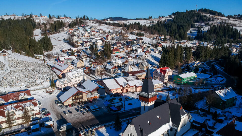 Centrum obce vyrástlo až po výstavbe Kostola svätej Anny v roku 1914.