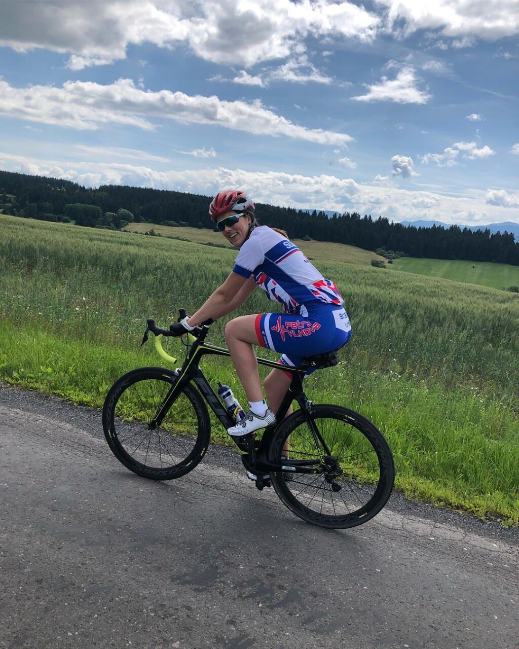 Petra Vlhvová často trénuje na bicykli.