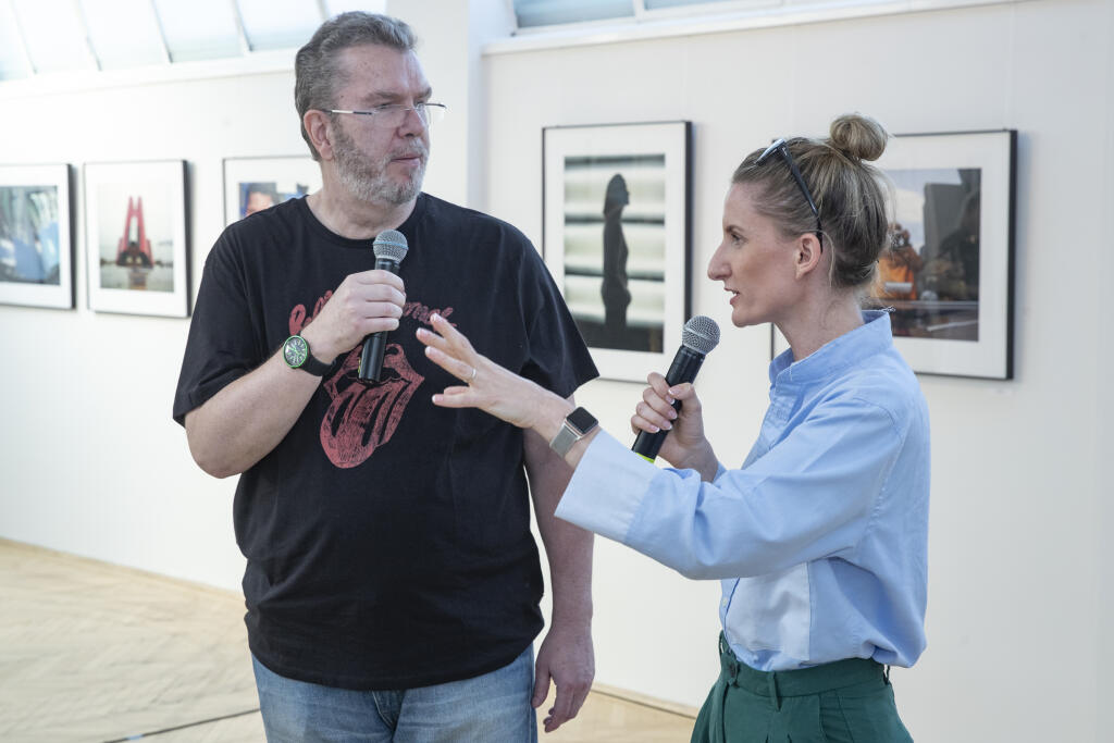 Okamihy - vernisáž výstavy fotografií speváka Richarda Müllera v priestoroch Umeleckej besedy v Bratislave. Na snímke je moderátorka Adela Vinczeová a Richard Müller.