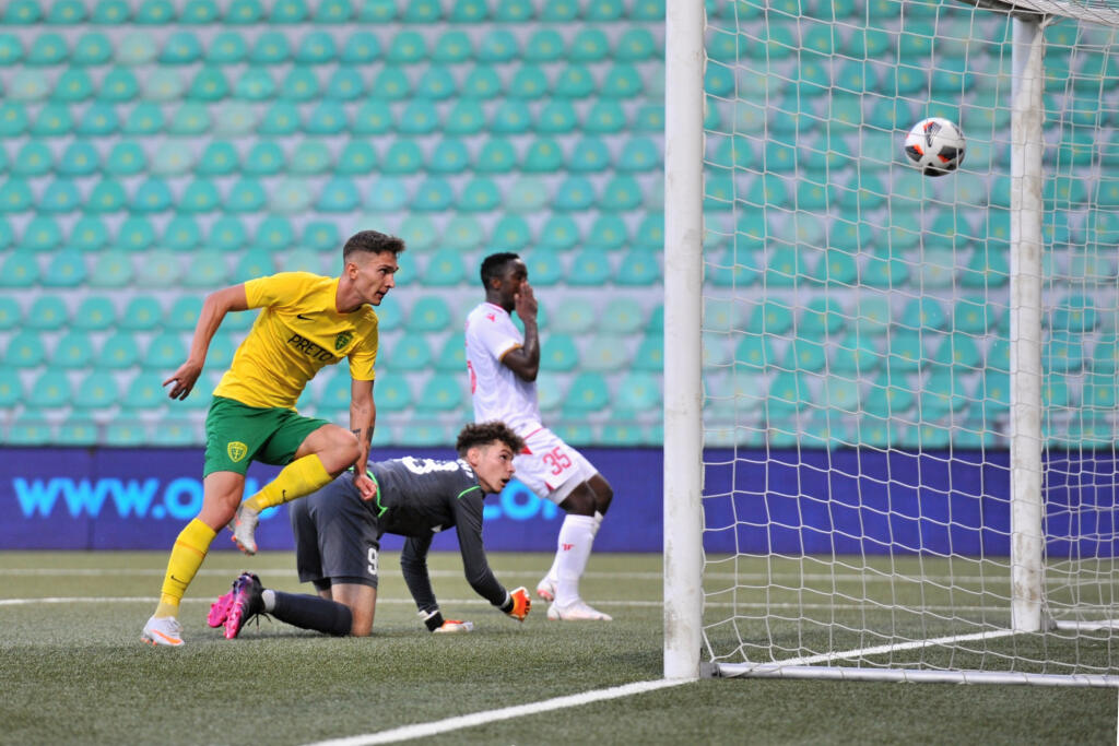 Na snímke vľavo strelec gólu Dávid Ďuriš (Žilina) pred bránkou súpera počas zápasu 7. kola futbalovej Fortuna ligy MŠK Žilina - AS Trenčín 11. septembra 2021 v Žiline. FOTO TASR - Erika Ďurčová