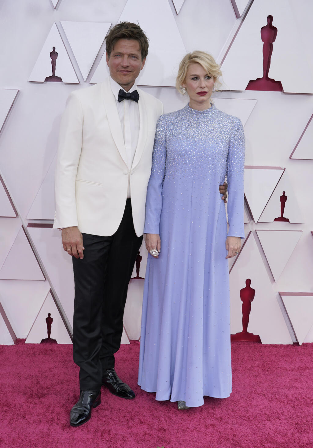 Thomas Vinterbergová a Helene Reingaardová Neumannová prichádzajú na 93. ročník udeľovania filmových cien Oscar 25. apríla 2021 na železničnej stanici Union Station v Los Angeles.