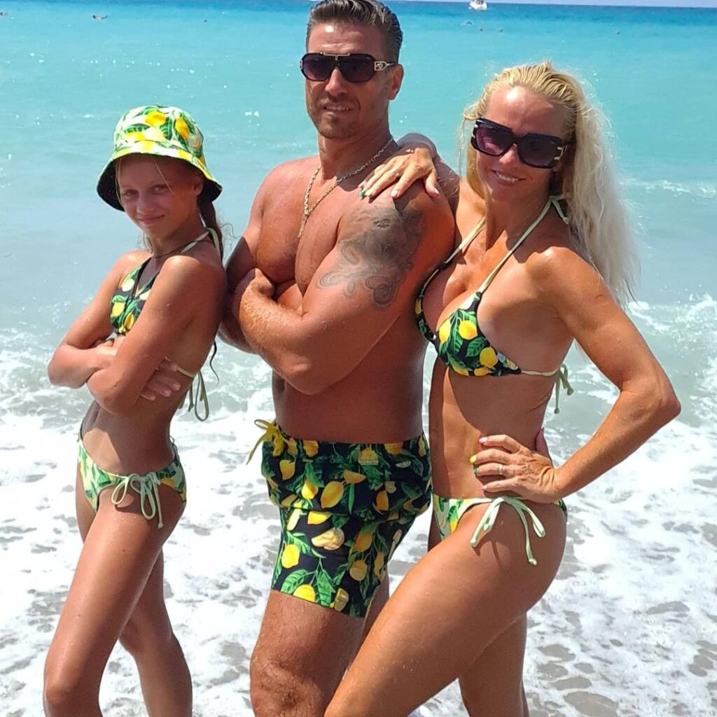 Veľký talent nášho hokeja Adam Sýkora sa môže pochváliť poriadne krásnou mamou a jeho otec Roman zase nádhernou manželkou.