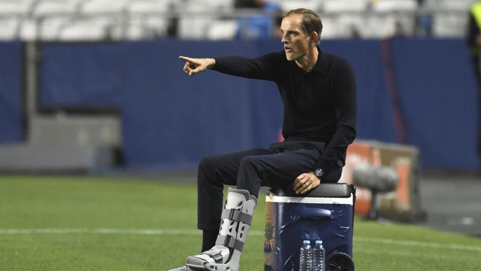 EBE 24 Lisabon - Na snímke bývalý tréner PSG Thomas Tuchel dáva pokyny hráčom v semifinále futbalovej Ligy majstrov RB Lipsko - Paríž Saint-Germain (0:3) v portugalskom Lisabone 18. augusta 2020. FOTO TASR/AP
PSG's head coach Thomas Tuchel gestures during the Champions League semifinal soccer match between RB Leipzig and Paris Saint-Germain at the Luz stadium in Lisbon, Portugal, Tuesday, Aug. 18, 2020. (David Ramos/Pool Photo via AP)