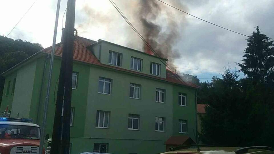 Z bytu v Zemianskych Kostoľanoch šľahali plamene a čierny dym, dve osoby, ktoré utrpeli zranenia, boli prevezené do nemocnice.