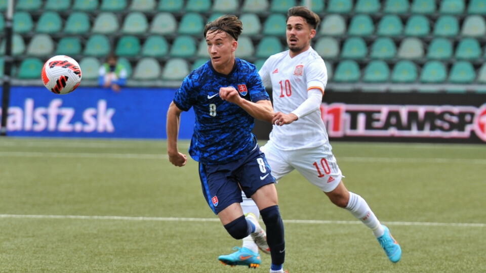 Na snímke zľava Slovák Martin Šviderský a Španiel Rodri počas zápasu C-skupiny kvalifikácie ME 2023 hráčov do 21 rokov vo futbale Slovensko - Španielsko na futbalovom štadióne v Žiline dňa 29. marca 2022. FOTO TASR - Erika Ďurčová