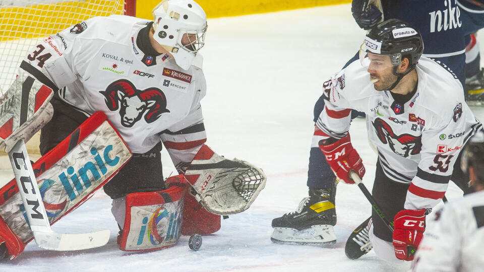 Na snímke zľava brankár Filip Belányi (Banská Bystrica), Marc Crevier-Morin (Banská Bystrica) a Jakub Urbánek (Slovan) počas zápasu 39. kola hokejovej Tipos extraligy HC Slovan Bratislava - HC 05 Banská Bystrica, v Bratislave 16. februára 2021. FOTO TASR – Jakub Kotian