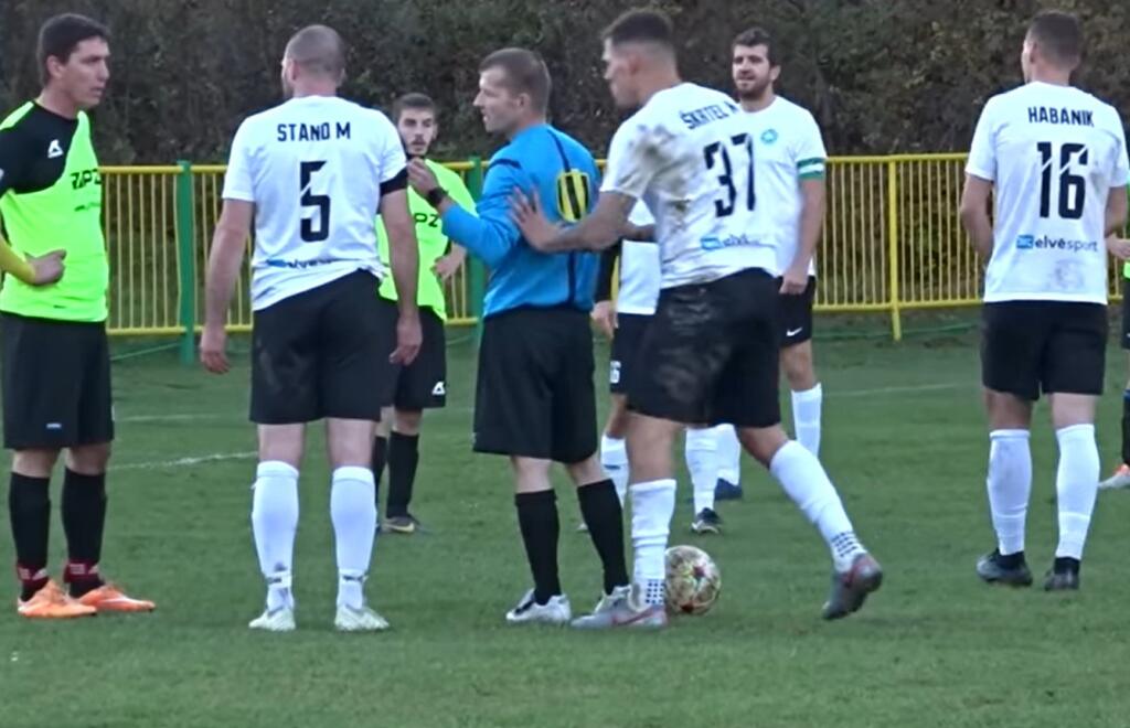 Martin Škrtel sotil do hlavného rozhodcu, ktorý ho však nevylúčil a ukázal mu len žltú kartu.