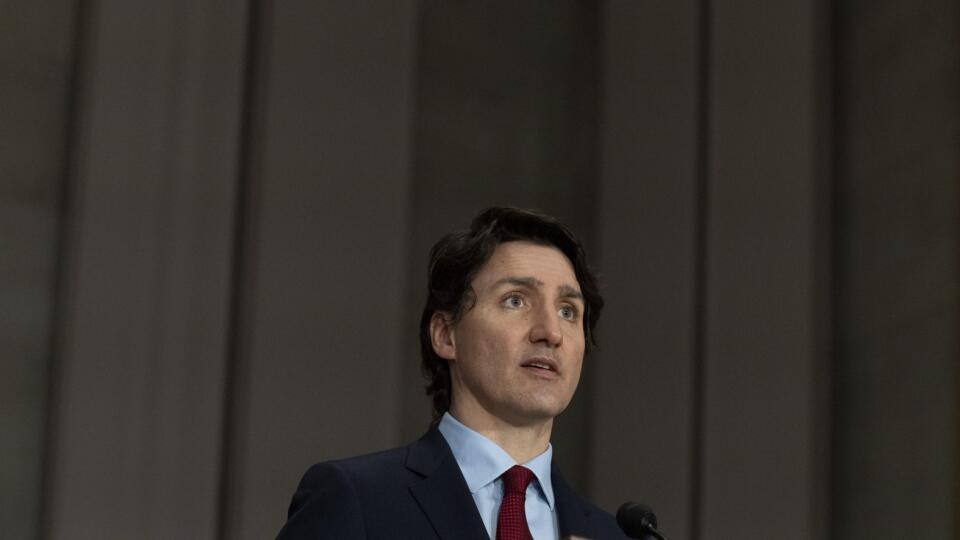KK77 Ottawa - Kanadský premiér Justin Trudeau hovorí počas tlačovej konferencie v Ottawe 24. februára 2022. Kanadský premiér Justin Trudeau vo štvrtok v reakcii na inváziu ruskej armády na Ukrajinu oznámil zavedenie nových sankcií voči 58 ruským jednotlivcom a inštitúciám. FOTO TASR/AP
Canadian Prime Minister Justin Trudeau speaks during a news conference, Thursday, Feb. 24, 2022 in Ottawa. (Adrian Wyld/The Canadian Press via AP)