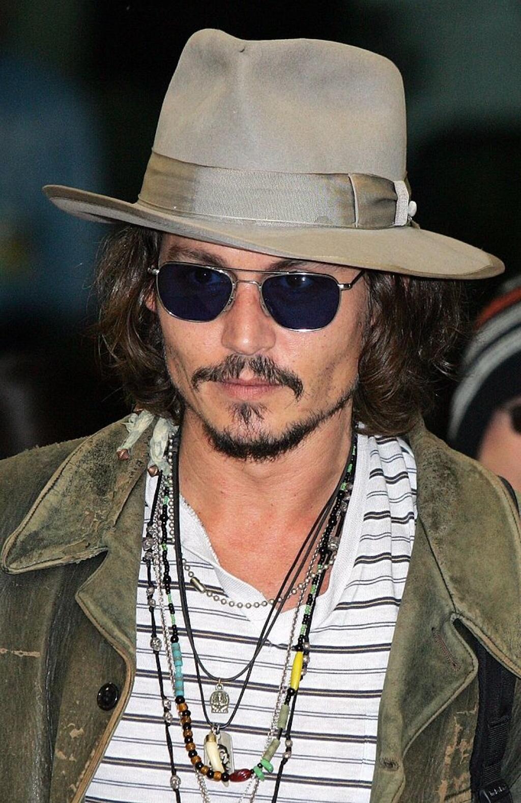 Johnny Depp vraj nepije už päť rokov. Netají sa tým, že rád skúšal rôzne vína a liehoviny – a tie zas skúšali jeho. Vraj im to spolu ladilo, ale asi až príliš dobre, keď musel prestať piť.