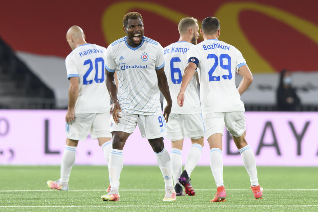 Futbalisti Slovan Bratislava sa po prehre 2. kole Ligy majstrov so švajčiarskym majstrom Young Boys Bern 2:3 na ich pôde presúvajú do Európskej ligy, kde v 3. kole Európskej ligy narazia gibraltársky Lincoln Red Imps.
