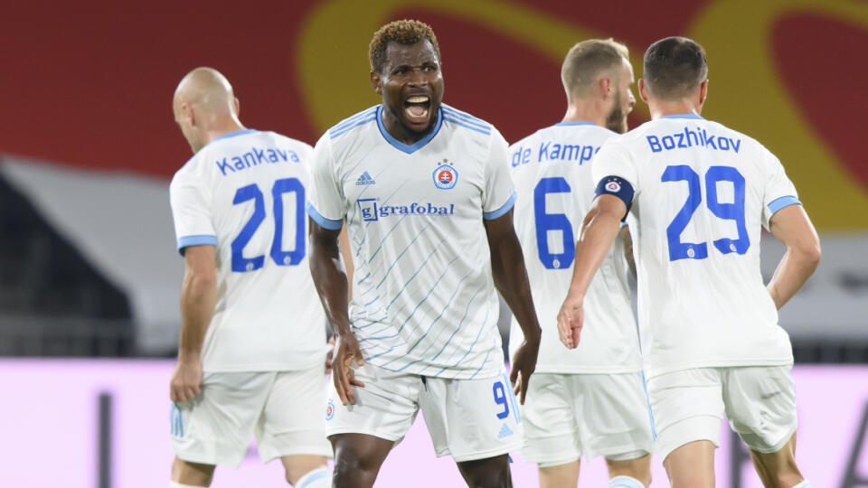 EBE 1 Bern - Na snímke druhý zľava útočník Slovana Ezekiel Henty oslavuje svoj gól v odvete 2. predkola Ligy majstrov vo futbale Young Boys Bern - ŠK Slovan Bratislava v Berne 28. júla 2021. FOTO TASR/AP
Slovan Bratislava's Ezekiel Henty celebrates after scoring during the Champions League second qualifying round, second leg soccer match between Switzerland's Young Boys' Bern and Slovakia's SK Slovan Bratislava at the Wankdorf stadium in Bern, Switzerland, on Wednesday, July 28, 2021. (Antho