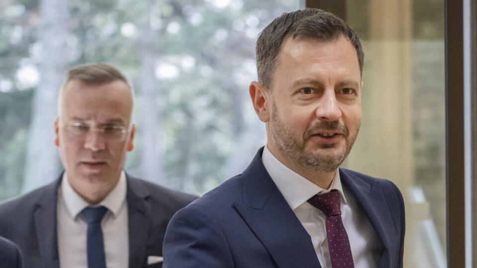 Na snímke vpravo dočasne poverený premiér SR Eduard Heger (OĽANO) a štátny tajomník ministerstva financií SR Marcel Klimek prichádzajú na 136. schôdzu vlády SR 22. februára 2023 v Bratislave.