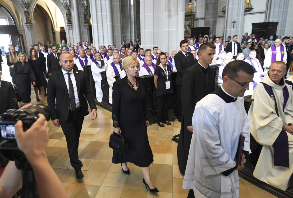 Zuzana Čaputová mala čierne šaty s čipkou oblečené aj počas pohrebnej svätej omše a rozlúčky so zosnulým slovenským kardinálom Jozefom Tomkom v Katedrále sv. Alžbety v Košiciach 16. augusta 2022.