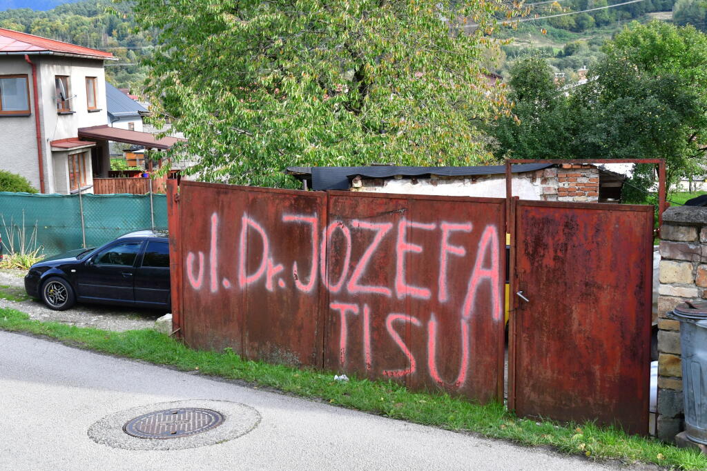Na Slovensku sa v sobotu o siedmej hodine ráno začali historicky prvé spojené voľby do orgánov samosprávy obcí a do orgánov samosprávnych krajov. V obci Varín v okrese Žilina spojili v sobotu komunálne a krajské voľby s miestnym referendom o premenovaní Ulice Dr. Jozefa Tisu. Na snímke ulica Dr. Jozefa Tisu, ktorá je predmetom hlasovania v referende vo Varíne 29. októbra 2022. FOTO TASR - Erika Ďurčová 