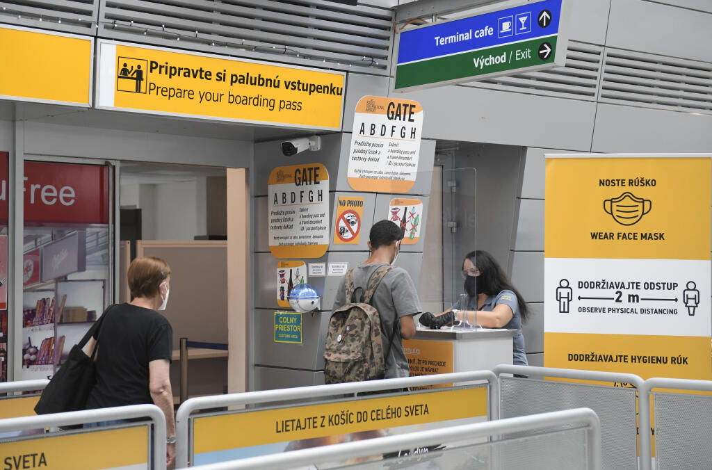 Najväčšie európske nízkonákladové aerolínie Ryanair spustili od pondelka novú leteckú linku Košice – Praha. Z košického letiska ju budú prevádzkovať dvakrát týždenne, v pondelok a v piatok. Na snímke cestujúci na košickom letisku 3. augusta 2020. FOTO TASR – František Iván