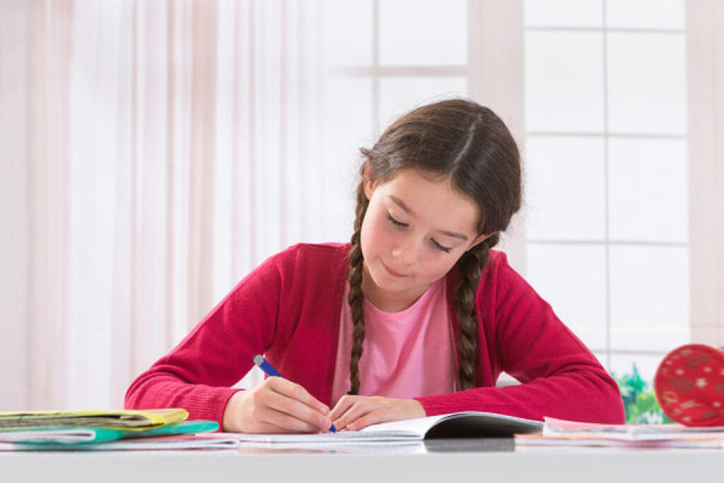 Girl doing homework. Teenager do homework. Девушка проверяет домашнюю работу. Teen doing homework.