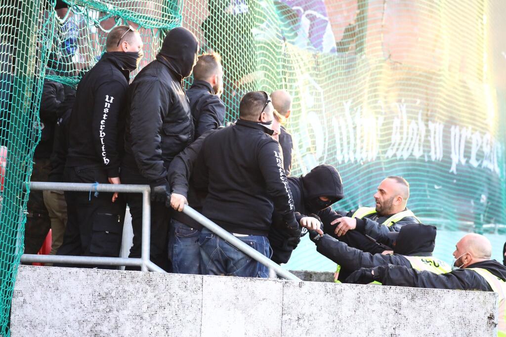 Šokujúce zábery z derby medzi Spartakom Trnava a Slovanom Bratislava. Fanúšikovia sa vtrhli na hraciu plochu a bili sa hlava nehlava.