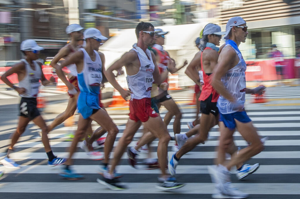 Na snímke vpravo slovenský reprezentant v chôdzi na 50 km Matej Tóth a uprostred neskorší víťaz poliak Dawid Tomala počas pretekov na XXXII. letných olympijských hrách 2020 v japonskom Sappore v piatok 6. augusta 2021. FOTO TASR - Martin Baumann