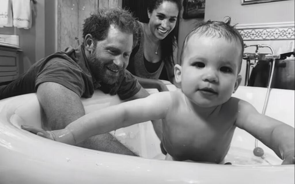 Meghan s harrym zverejnili aj Archieho hanbatú fotografiu z kúpania.