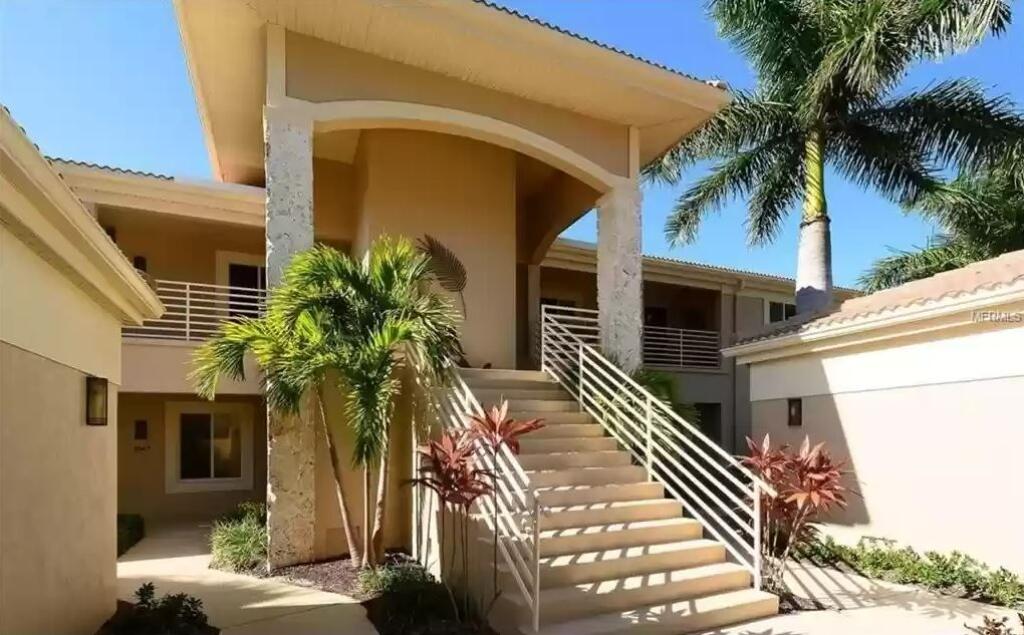 Chára trávil ligovú prestávku na Floride. Po vypuknutí pandémie koronavírususi to namieril do luxusnej štvrte mestečka Longboat Key, kde sa ceny „dvojizbákov“ pohybujú na úrovni milión eur. Podľa clustrmaps.com by mu mal patriť dom na 2057 Harbour Links Dr v Longboat Key.
