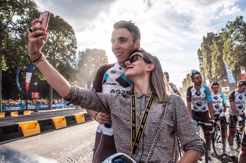 Krásnou manželkou sa môže pochváliť aj jazdec tímu AG2R La Mondiale Romain Bardet. Jeho životná láska Amandine v nedávnom rozhovore vtipne poznamenala, že jej vôbec neprekáža, že jej manžel nie je stále doma.