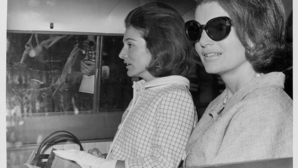 Princezná Lee Radziwill († 85) a jej slávnejšia sestra Jacqueline Kennedy, exmanželka amerického prezidenta Kennedyho a neskôr aj najbohatšieho muža sveta Onassisa.