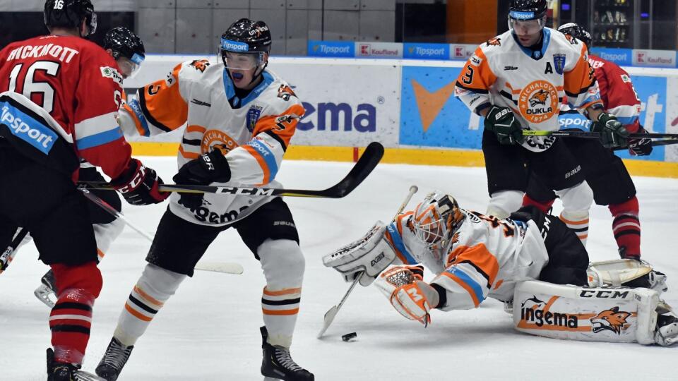 Na snímke štvrtýi zľava brankár Michaloviec Adam Trenčan chytá strelu na svoju bránu v 24. kole Tipsport ligy HK Dukla Ingema Michalovce – HC 05 iClinic Banská Bystrica v Michalovciach 24. novembra 2019. FOTO TASR – Roman Hanc