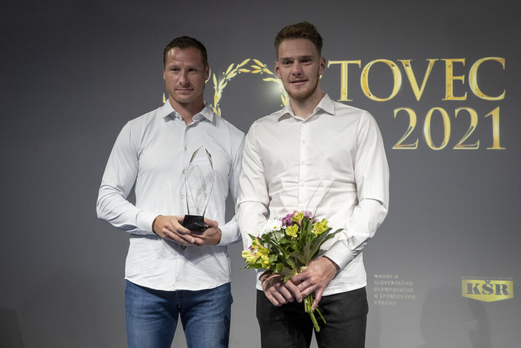 Rýchlostní kanoisti Erik Vlček a Adam Botek si prevzali ocenenie za štvorkajak, ktorý sa stal najlepším kolektívom vďaka bronzu na olympiáde.