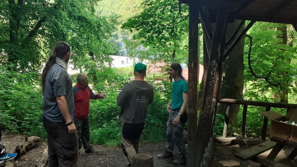 Kešeri cez víkend čistili a natierali ploty, mostík, altánky a všetko drevené.