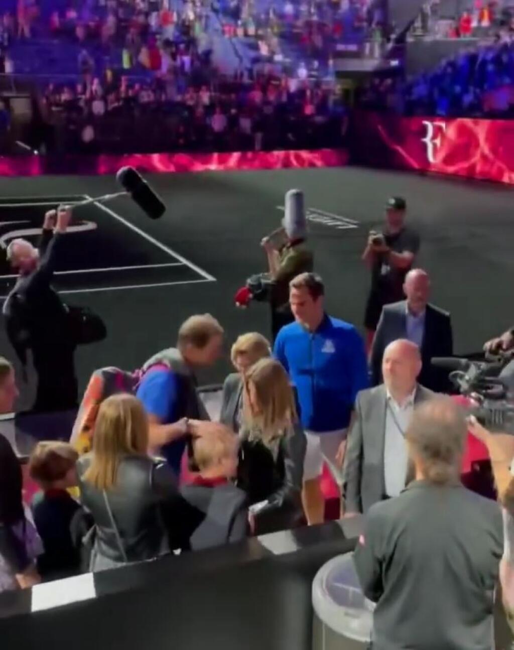 Nadala premenovali médiá po týchto záberoch na strýka Rafu. Španielsky tenista sa po zápase na Laver Cupe vyobjímal s celou Federerovou rodinou. Hoci s Rogerom boli dlhé roky rivali, dokazuje to, že zároveň boli a sú dobrí kamaráti.