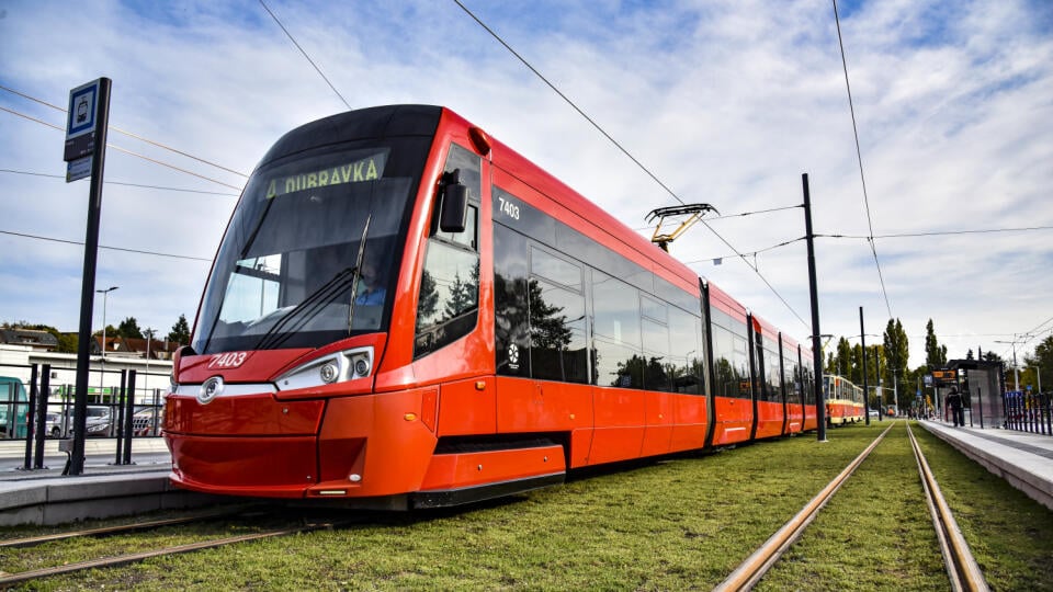 Od 26. októbra 2020 je obnovená premávka električiek Mestskej hromadnej dopravy do Karlovej Vsi a Dúbravky. Na snímke linka č. 4 na zastávke Riviéra, 26. októbra 2020 v Bratislave. FOTO TASR - Pavol Zachar